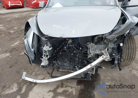 2025 Tesla Model Y Long Range Dual Motor All-Wheel Drive z USA, uszkodzony, nr VIN 7SAYGDEE0SA338433